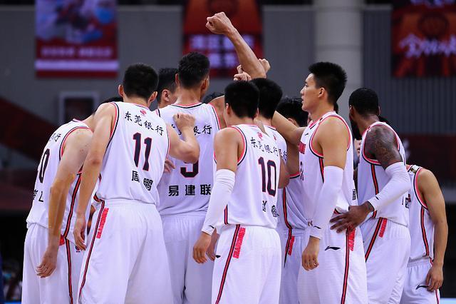 广东宏远再度夺冠，球队展现强大实力