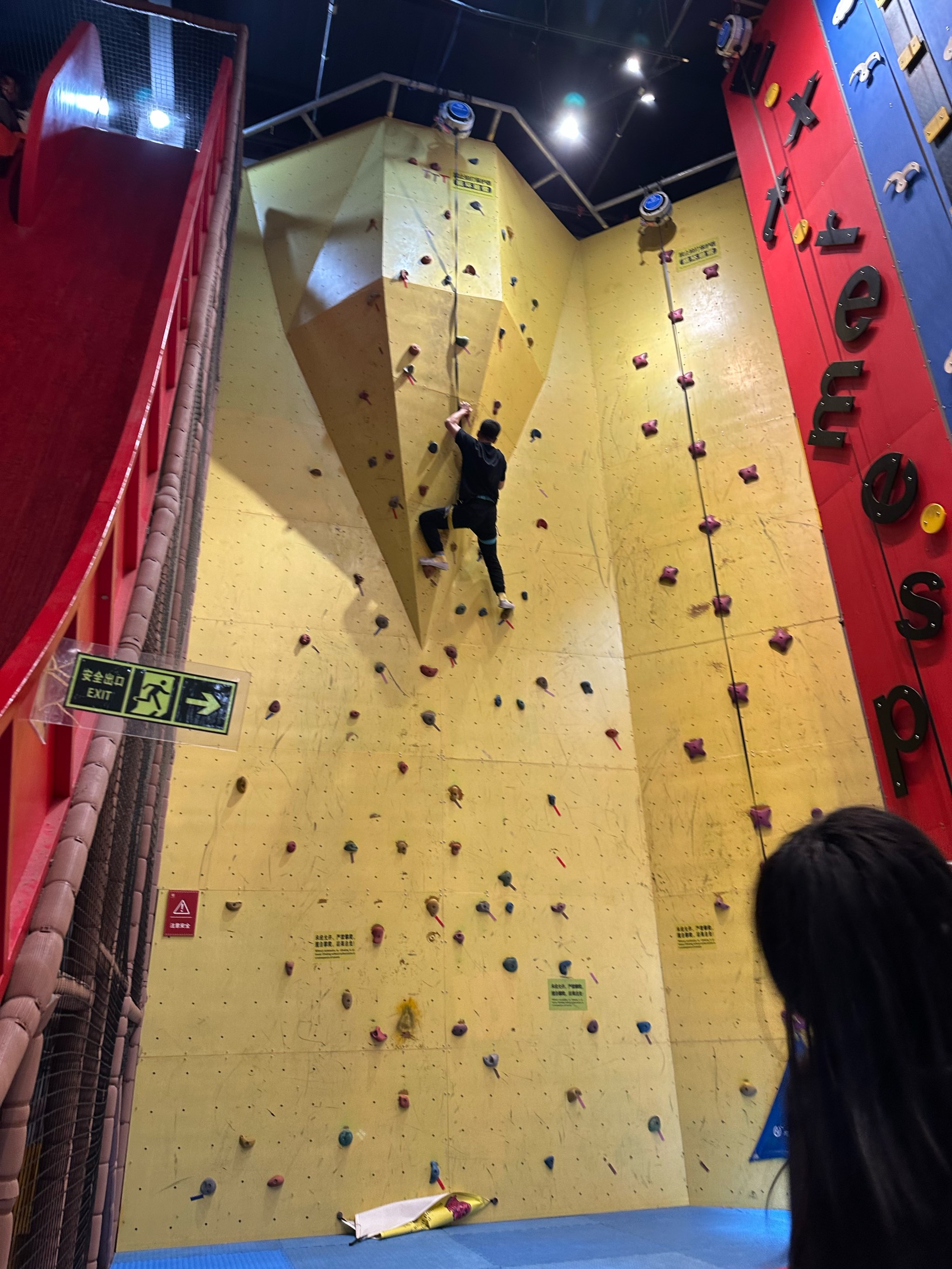 九游网页版官网-关于蹦床创新竞技表演，空中舞者挑战极限的信息