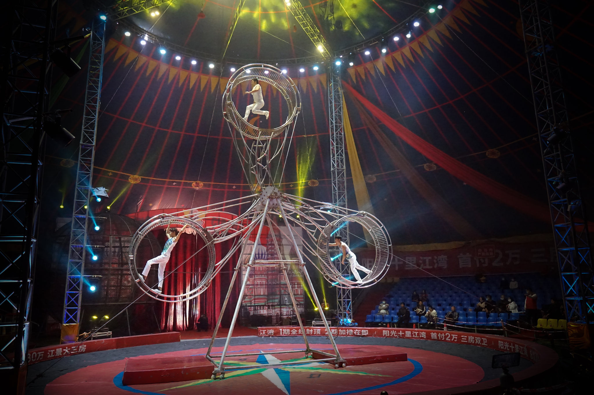 世界空中飞人表演大赛,空中运动的视觉盛宴的简单介绍 世界空中飞人表演大赛,空中运动的视觉盛宴的简单介绍