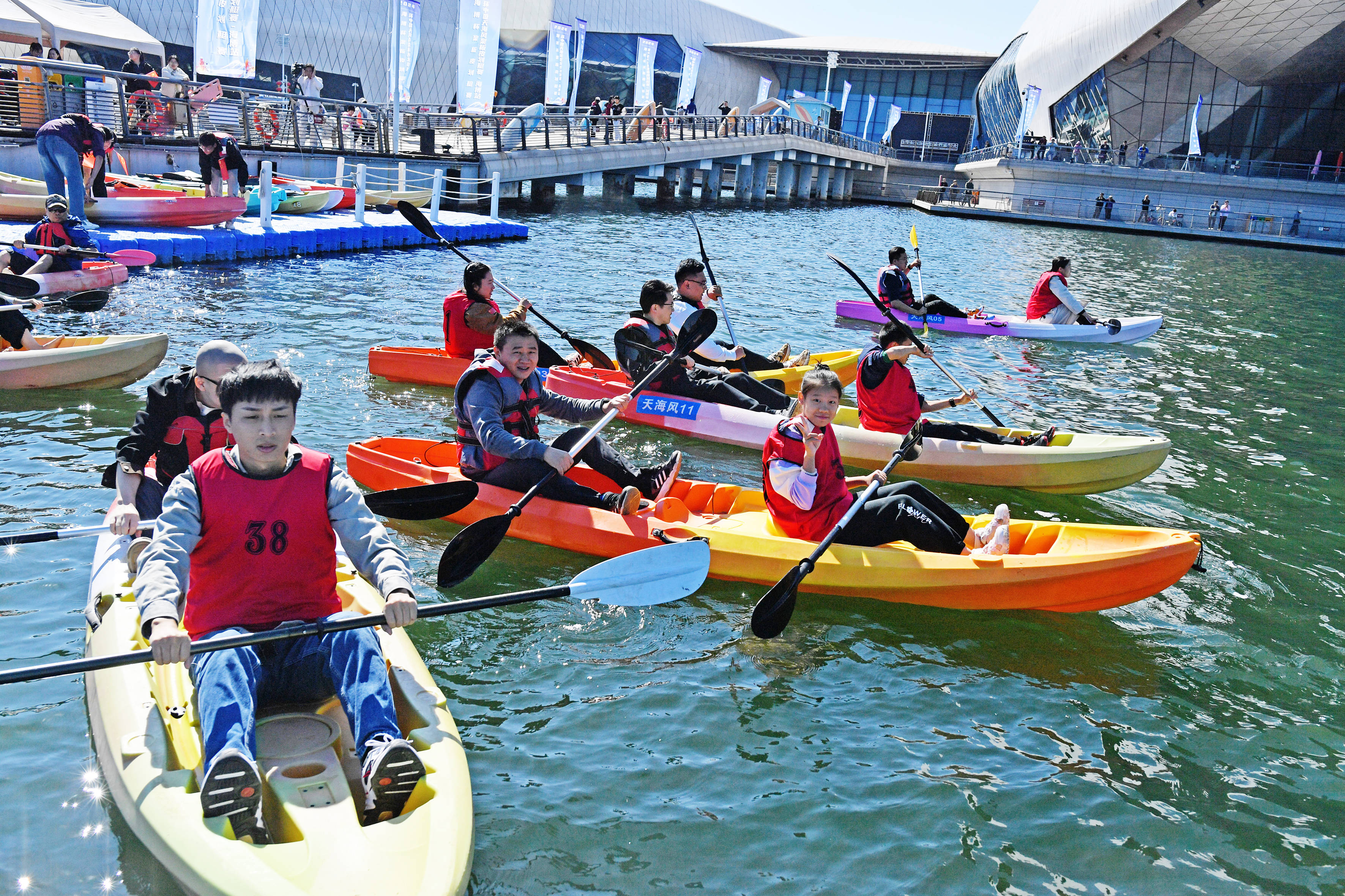 九游娱乐-传统皮划艇竞技展，水上技术的精彩比拼的简单介绍