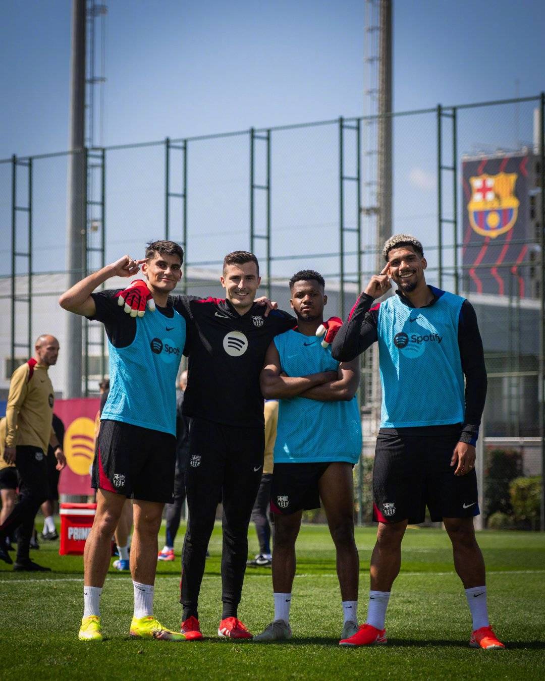 包含西甲赛事精彩纷呈，表现卓越的球员成为焦点的词条