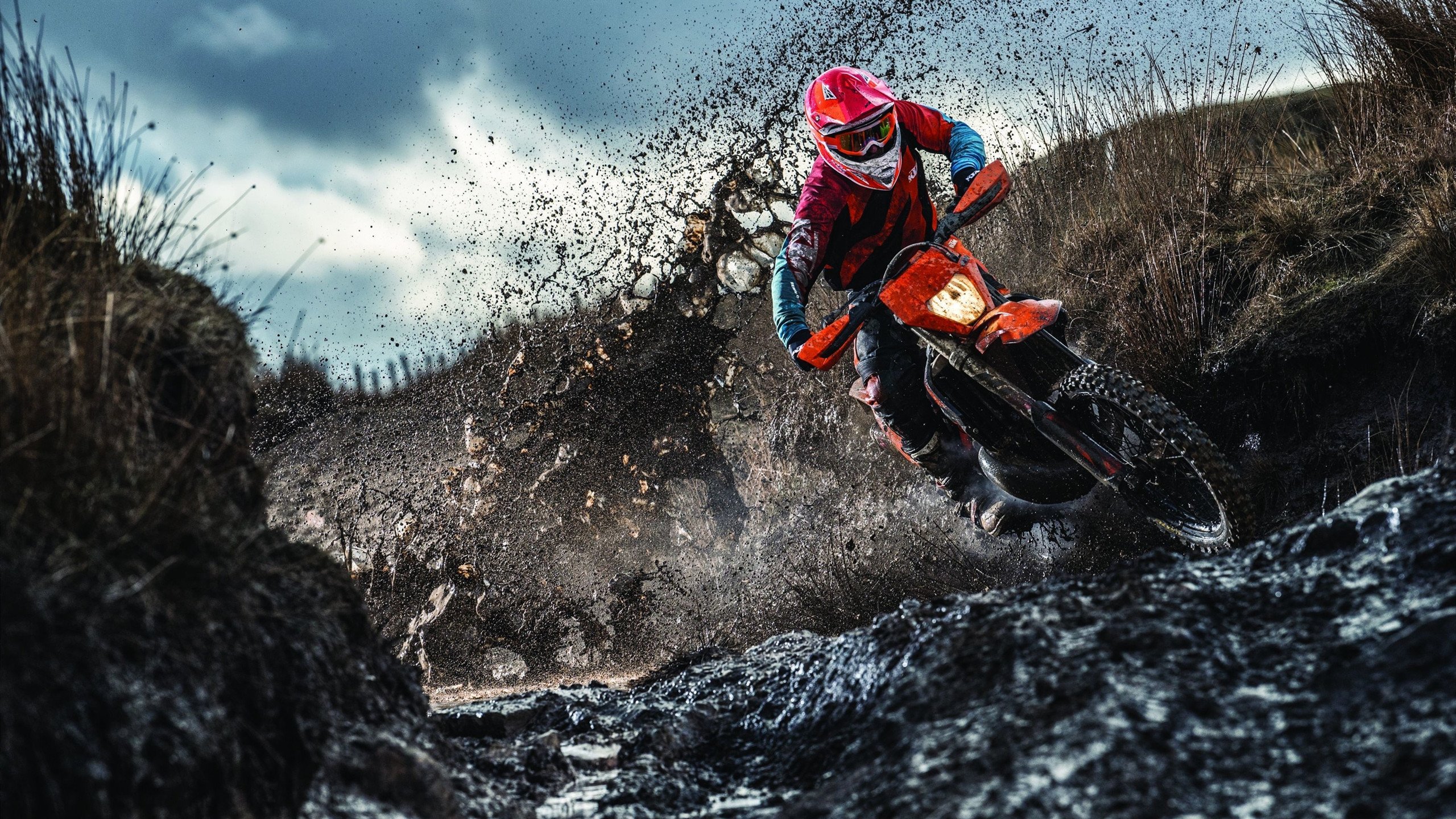 足球赛事热火朝天,球队实力对话激烈,火热的足球比赛