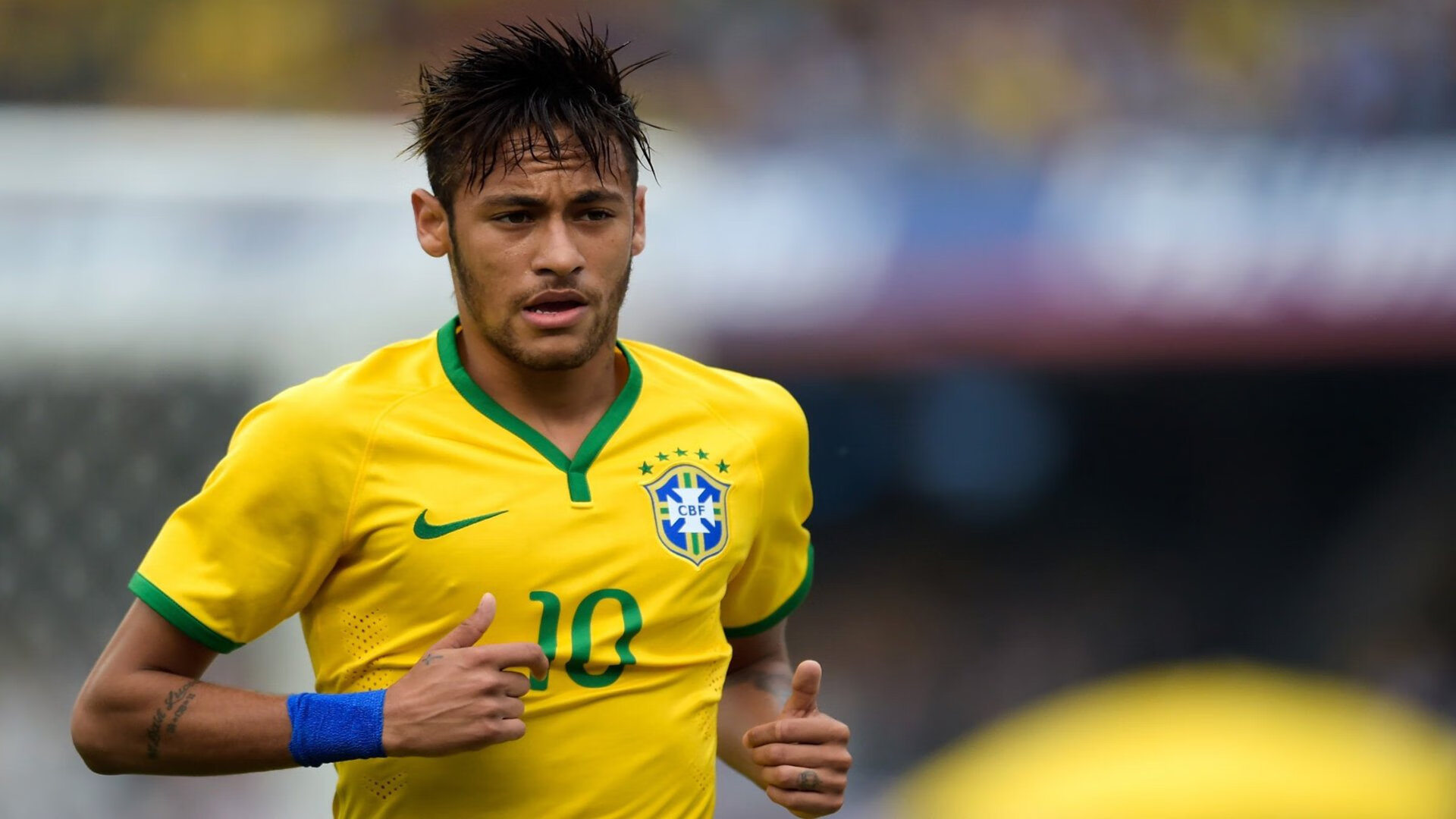 德甲主场氛围火爆,球迷投入热情高涨,德甲所有队伍