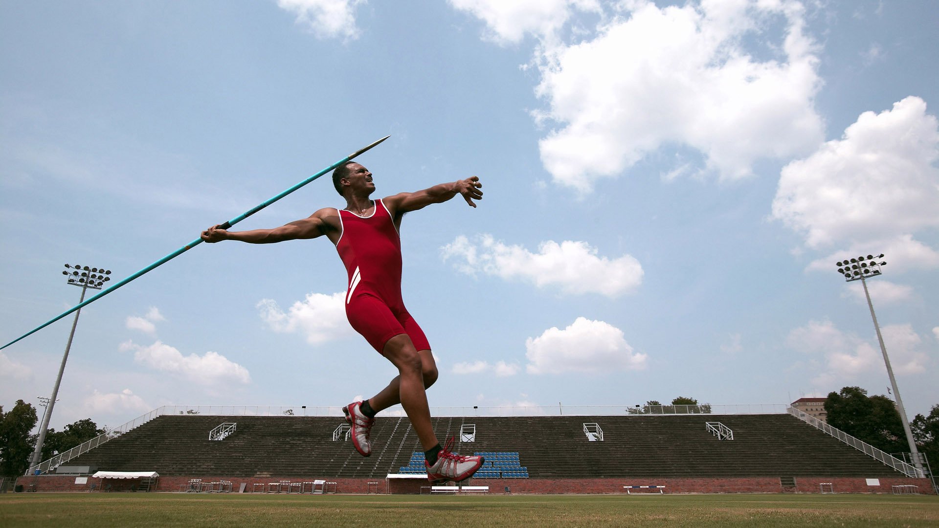 西班牙骑手受邀参加欧洲马术巡回赛，与国际顶级骑手同场竞技。